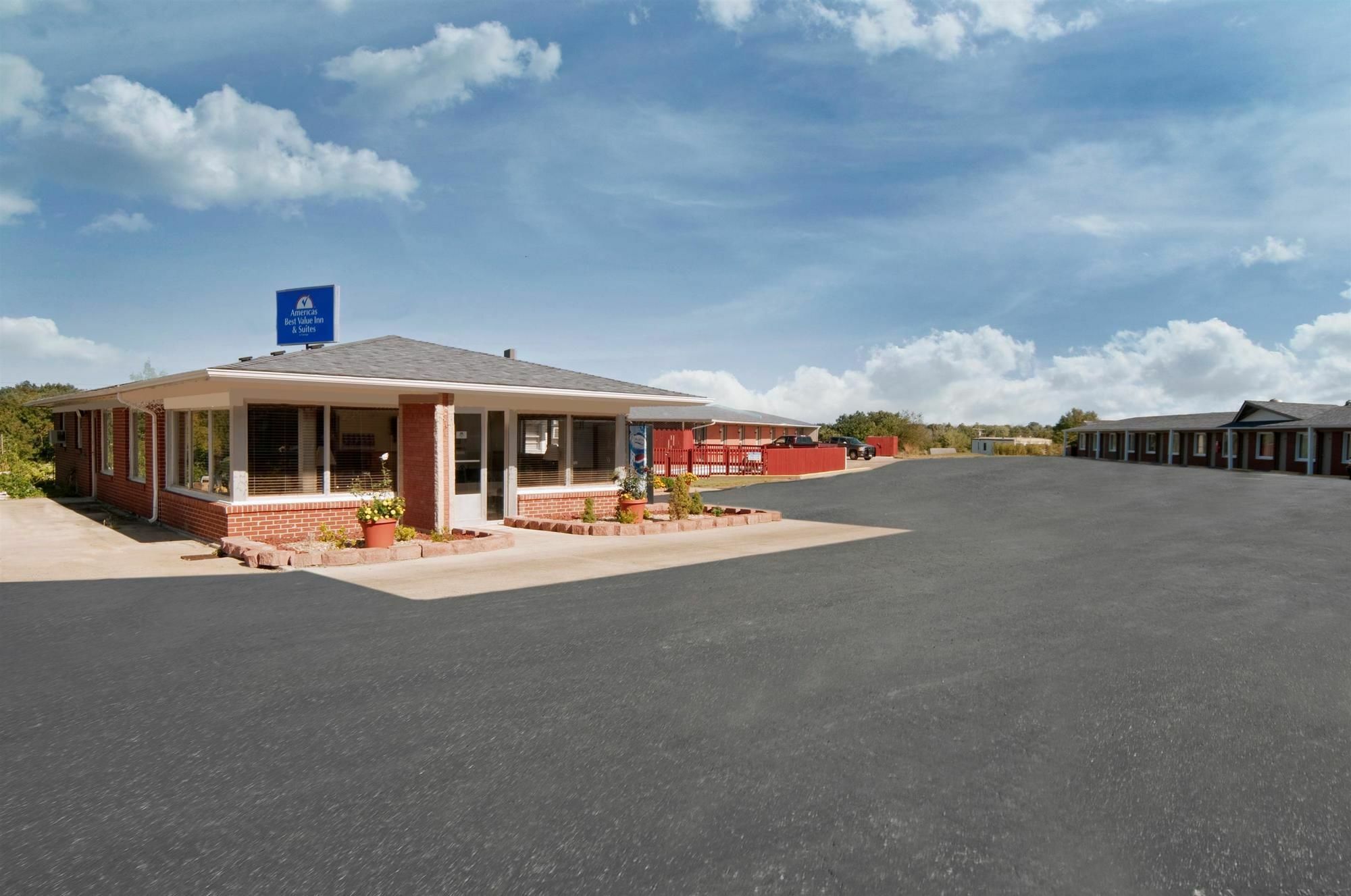 Americas Best Value Inn & Suites Macon At Sunset Dr Εξωτερικό φωτογραφία